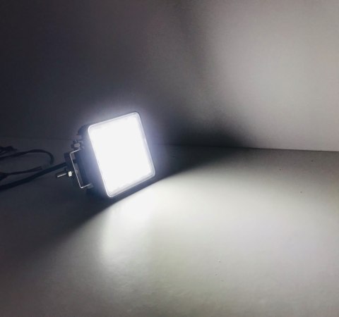 LAMPA ROBOCZA SZEROKOKĄTNA 30 LED Z WŁĄCZNIKIEM