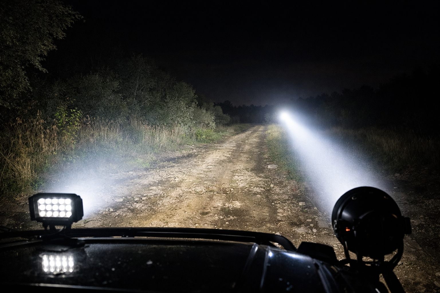 Różnice między lampami roboczymi a dalekosiężnymi – co wybrać?