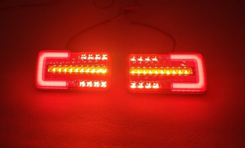 Zestaw tylnych lamp LED NEODYN 12/24V – nowoczesne oświetlenie dla lawety i przyczepy