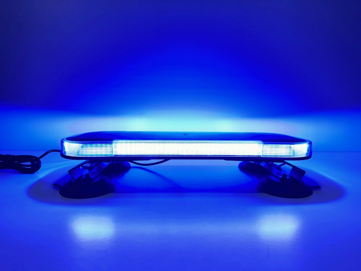 Niebieskie oświetlenie ostrzegawcze pojazdów - kto i na jakich zasadach może go używać?