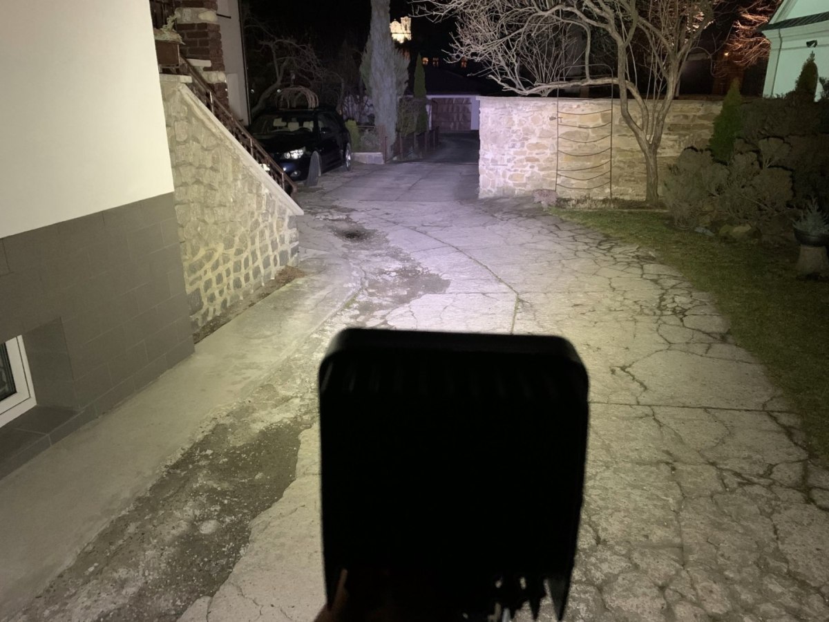 Lampa robocza LED 16 diod 48W – mocne światło do pracy w przystępnej cenie